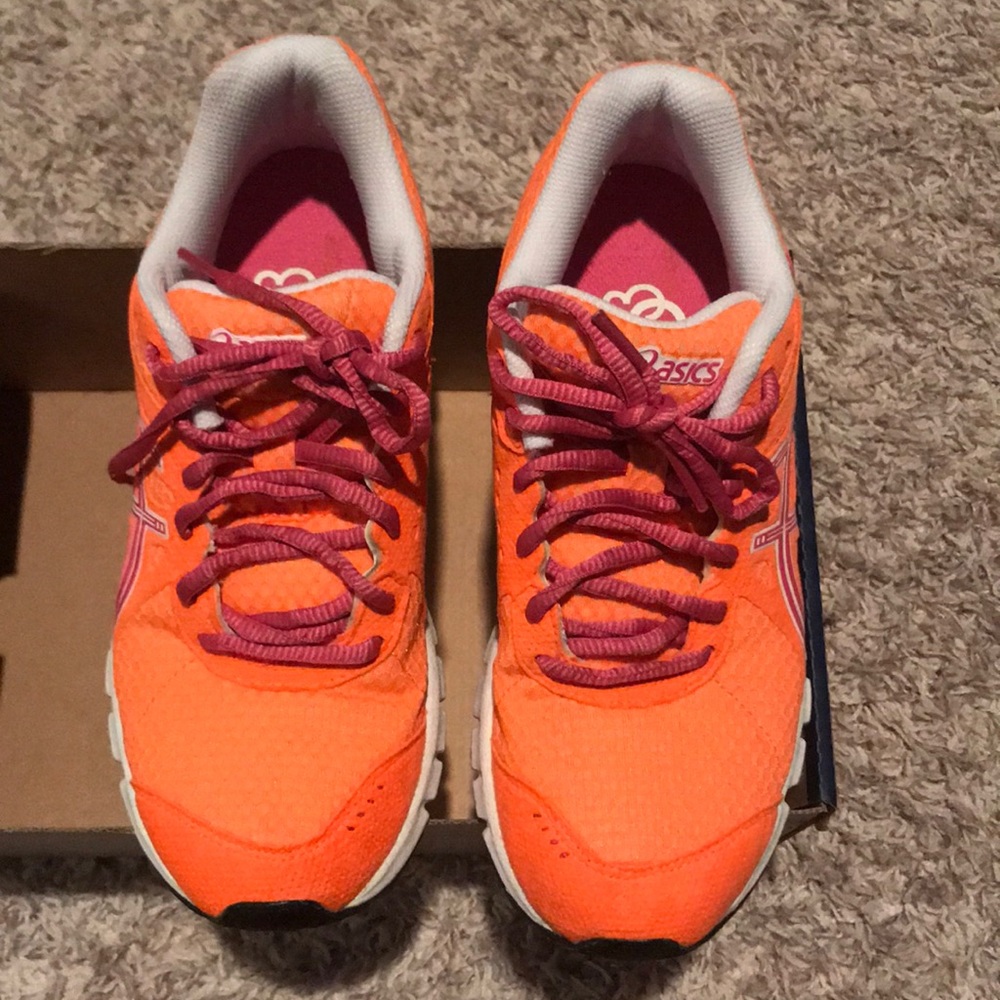 Like new ASICS shoes size 6